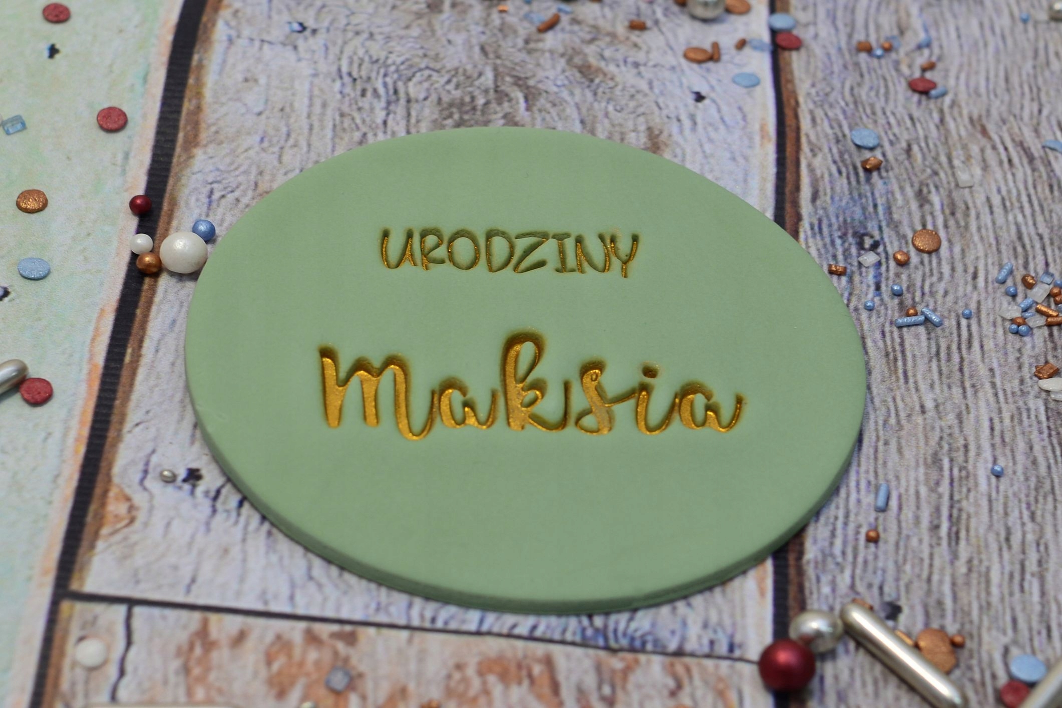 Tabliczka cukrowa na tort personalizowana imię szałwiowa złoty napis