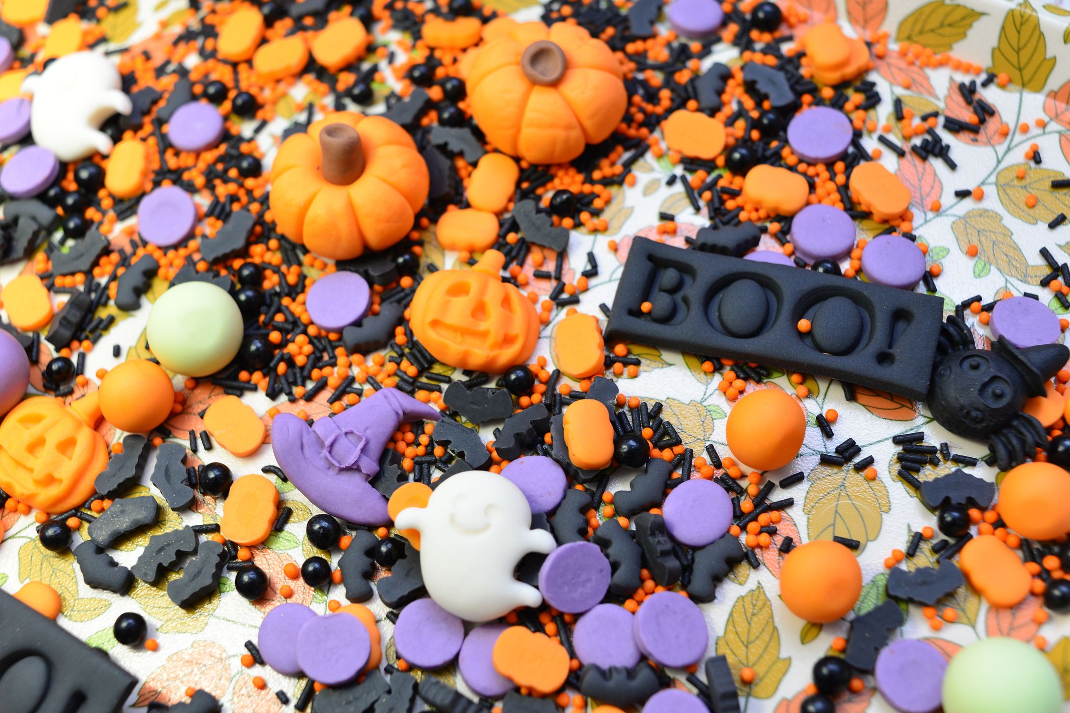Miks dekoracji cukrowych na Halloween STRASZNIE SŁODKI — dynie, duszki, kapelusze i posypki